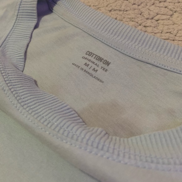 Oversized tee with a few stains. Brand - Cotton On. Size M - Picture 2 of 4